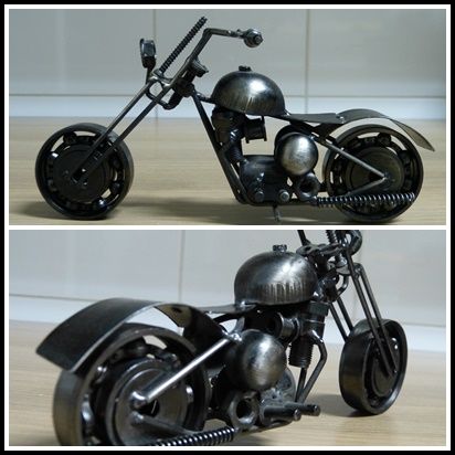 Escultura de Motocicleta Chopper em miniatura feita com metal reciclado