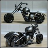 Escultura de Motocicleta Chopper em miniatura feita com metal reciclado